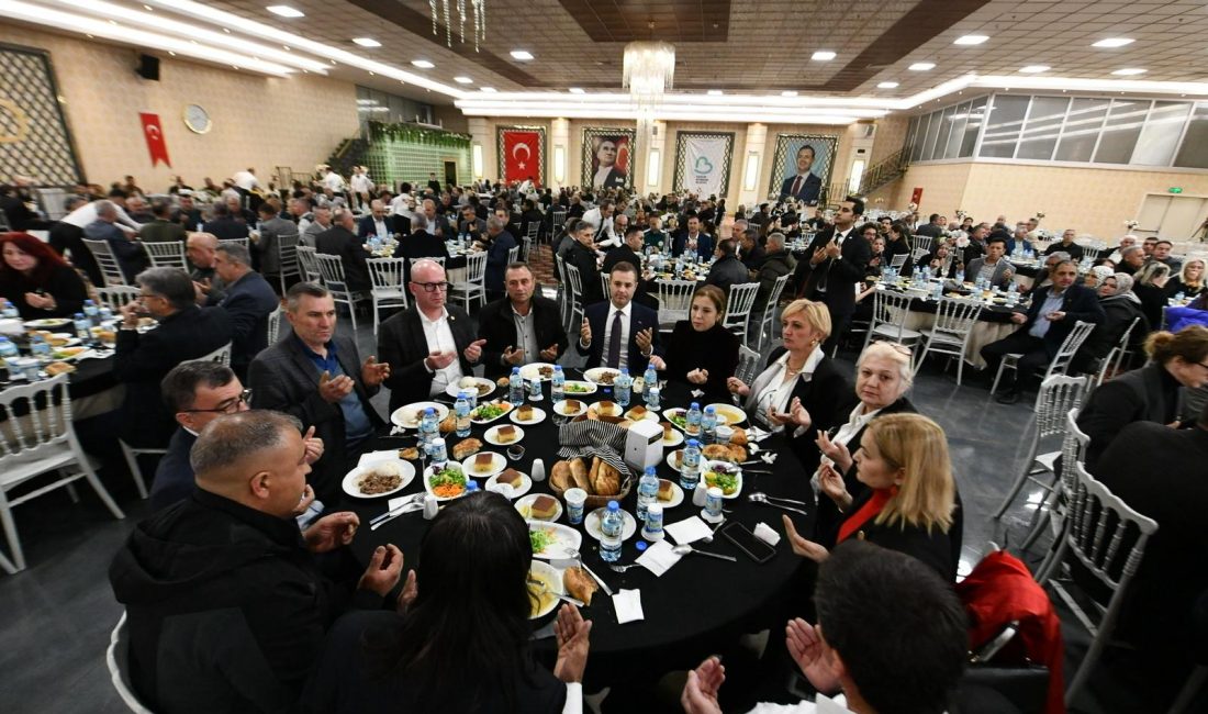 Balıkesir’de muhtarlar iftar sofrasında buluştu Balıkesir Büyükşehir Belediye Başkanı Ahmet Akın, muhtarlarla düzenlenen iftar programında