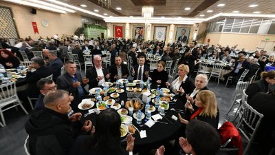 Balıkesir Büyükşehir Belediye Başkanı Ahmet Akın, muhtarlarla düzenlenen iftar programında