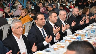 Balıkesir Büyükşehir Belediye Başkanı Ahmet Akın, Edremit’te binlerce kişiyle aynı
