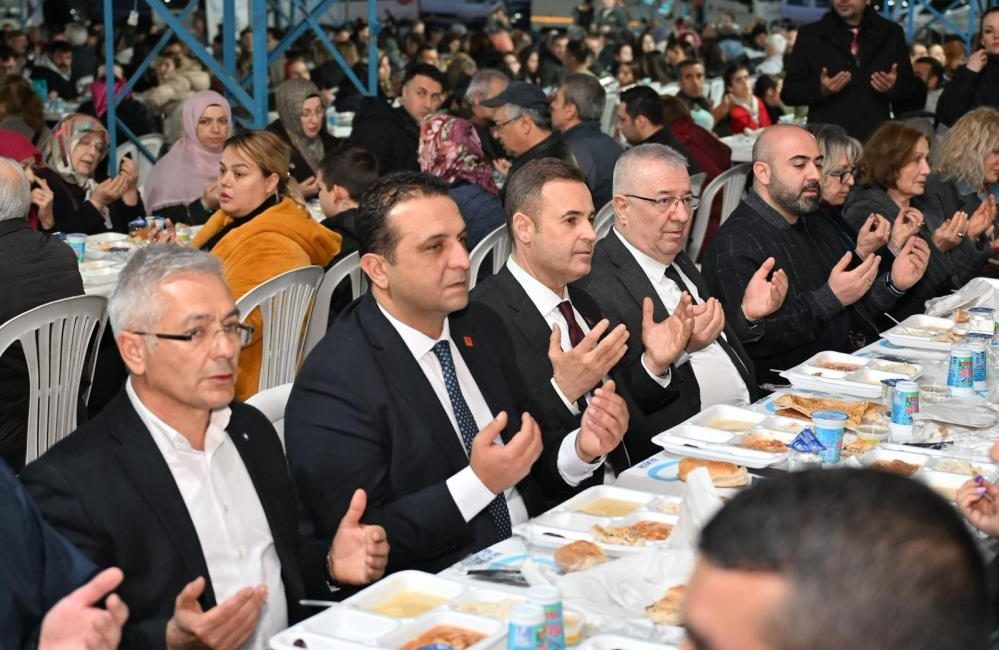 Büyükşehir’in bereket sofrası Edremit’te kuruldu Balıkesir Büyükşehir Belediye Başkanı Ahmet Akın, Edremit’te binlerce kişiyle aynı