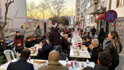Bandırma’da Günaydın Mahallesi’nde düzenlenen sokak iftarında şampiyon sporcular ve vatandaşlar