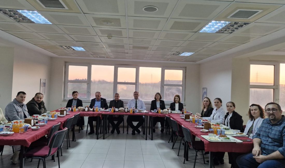 Bandırma Eğitim ve Araştırma Hastanesi’nde düzenlenen iftar programı, sağlık yöneticileri,