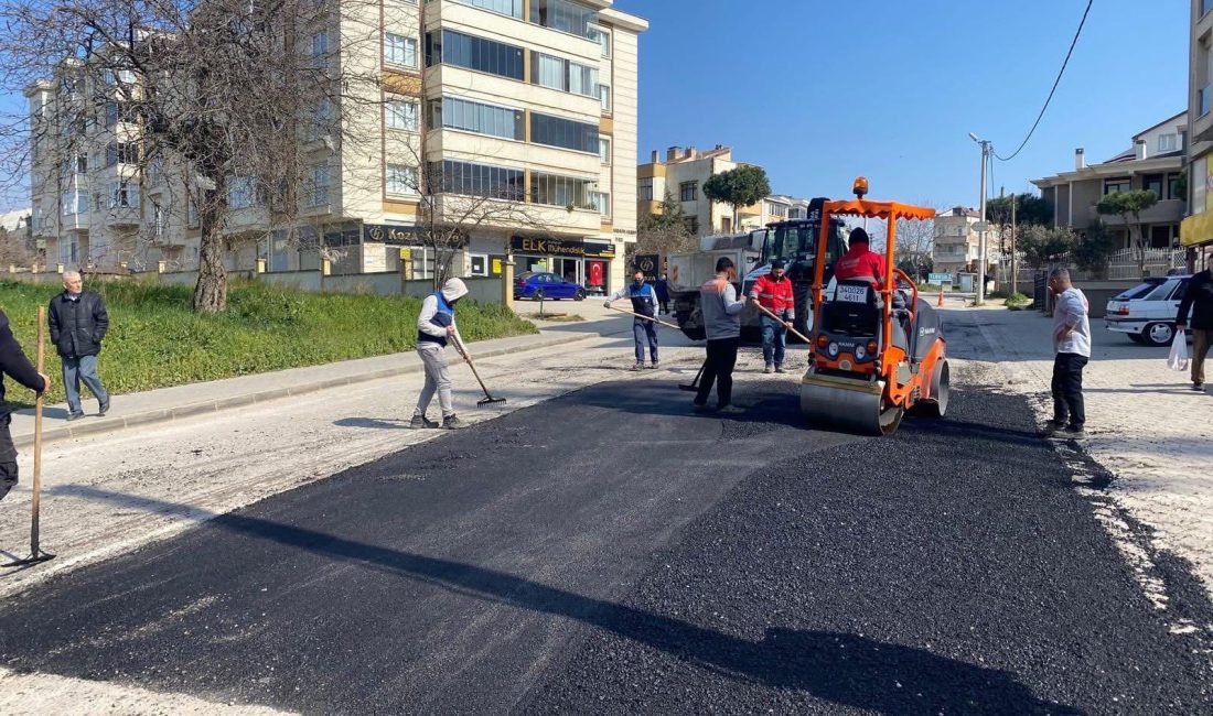 Bandırma Belediyesi ekipleri, bayram öncesinde mezarlık düzenlemeleri ve yol bakım