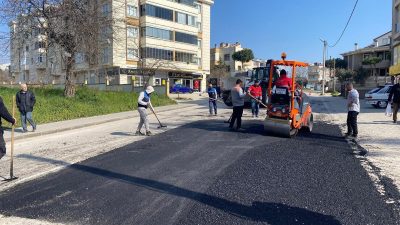 Bandırma Belediyesi ekipleri, bayram öncesinde mezarlık düzenlemeleri ve yol bakım