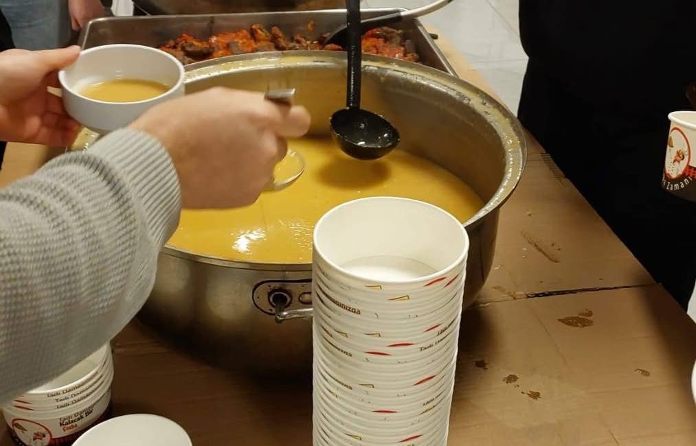 Hicri Ercili Çocuk Evleri Sitesi’nde kalan çocuklar, Bandırma’da düzenlenen iftar