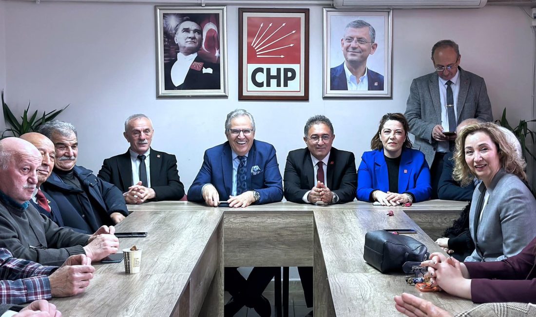 CHP Bandırma İlçe Başkanlığı’nda düzenlenen bayramlaşma programında partililer birlik ve