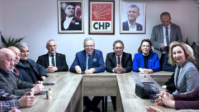 CHP Bandırma İlçe Başkanlığı’nda düzenlenen bayramlaşma programında partililer birlik ve