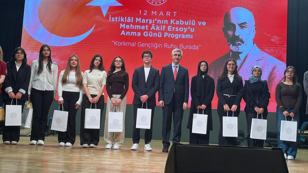 Fotoğraf yarışmasında Türkiye Birincisi Balıkesirli Merve Yakın 12 Mart İstiklâl Marşı’nın Kabulü ve Mehmet Âkif Ersoy’u Anma