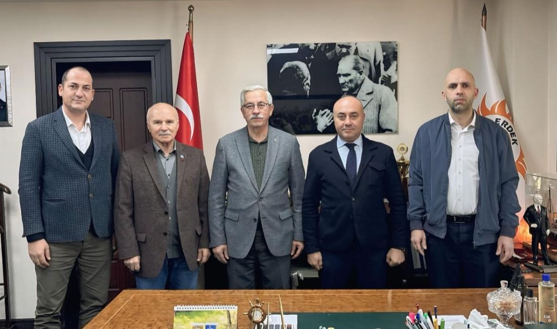 Başkan Karışık’a Marmarabirlik heyetinden nezaket ziyareti Marmarabirlik ve Erdek Zeytin Tarım Satış Kooperatifi yöneticileri, Erdek Belediye