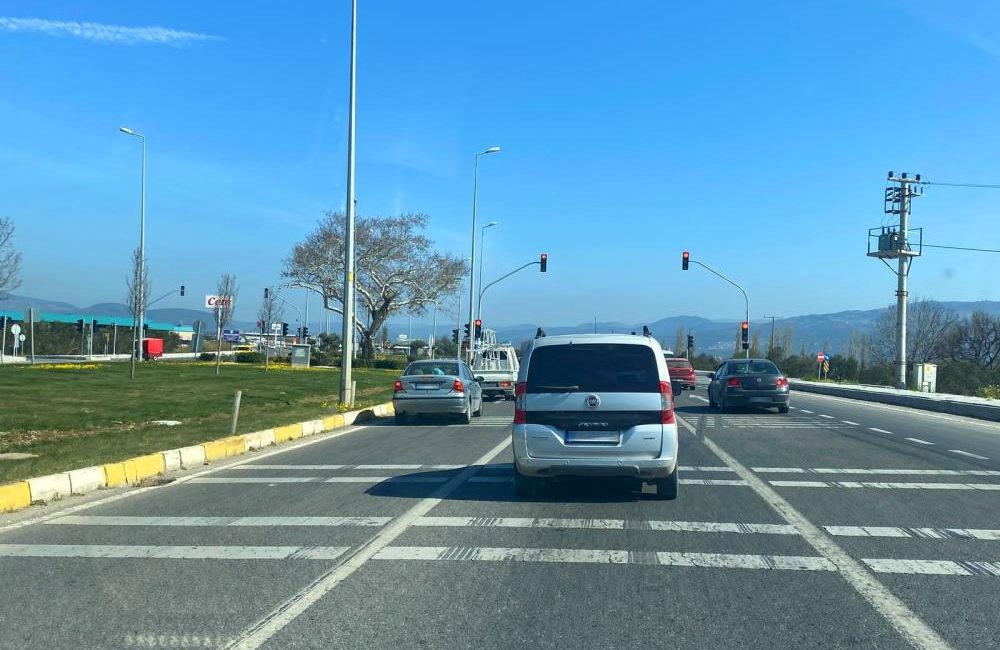 Edremit ile Havran ilçeleri arasındaki D230 karayolu üzerinde bulunan Çamdibi