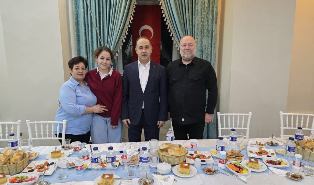 Bandırma Kaymakamı’ndan anlamlı iftar daveti Bandırma Kaymakamı Engin Aksakal, ebeveynlerini kaybeden çocuklar ve yakınlarıyla iftar
