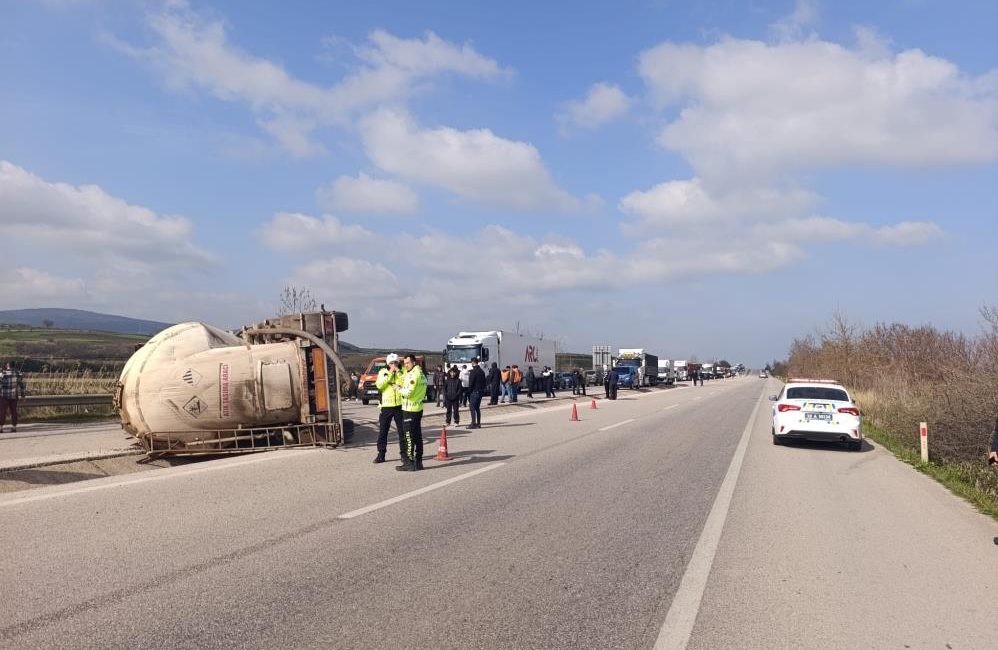 Tır devrildi: 1 yaralı Denizkent mevkiinde meydana gelen tek taraflı trafik kazasında 1 kişi