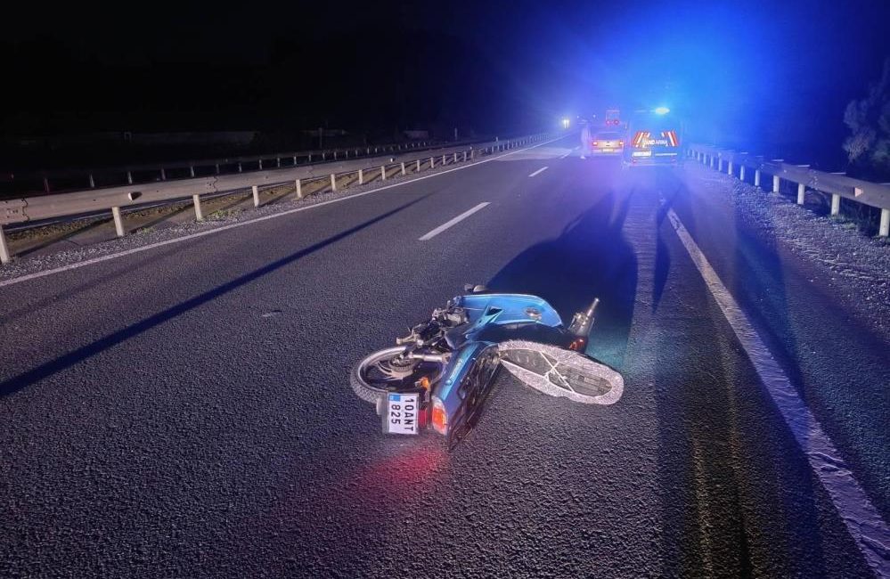 Devrilen motosikletin sürücüsü hayatını kaybetti İvrindi’de devrilen motosikletin çocuk sürücüsü hayatını kaybetti. Olay, Balıkesir-Edremit karayolunun