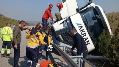 Susurluk’ta meydana gelen tek taraflı trafik kazasında araçta sıkışan sürücü