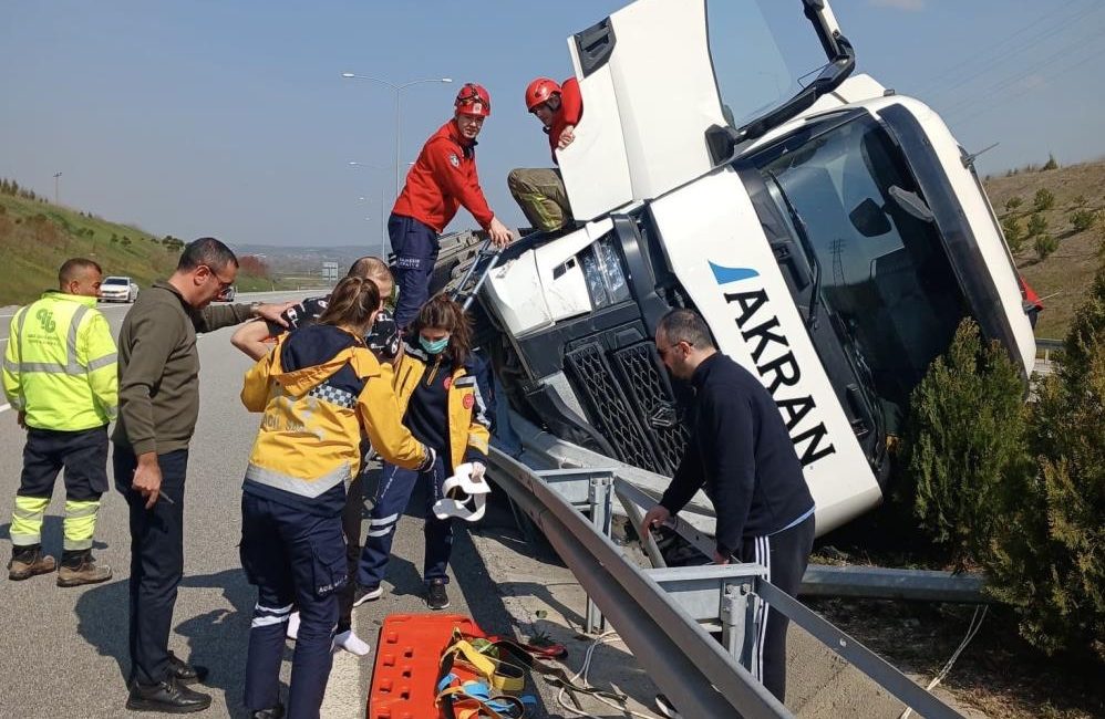 Susurluk’ta tek taraflı kazada sürücü yaralandı Susurluk’ta meydana gelen tek taraflı trafik kazasında araçta sıkışan sürücü