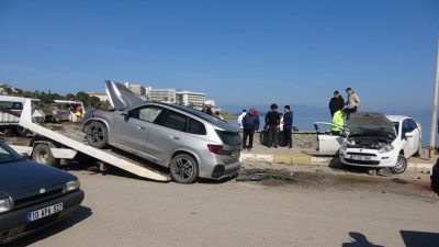 Ayvalık’ta iki otomobilin çarpışması sonucunda meydana gelen trafik kazasında 6