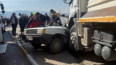 Sındırgı’da  kamyon ile otomobilin çarpışması sonucu 1 kişi hayatını kaybetti,