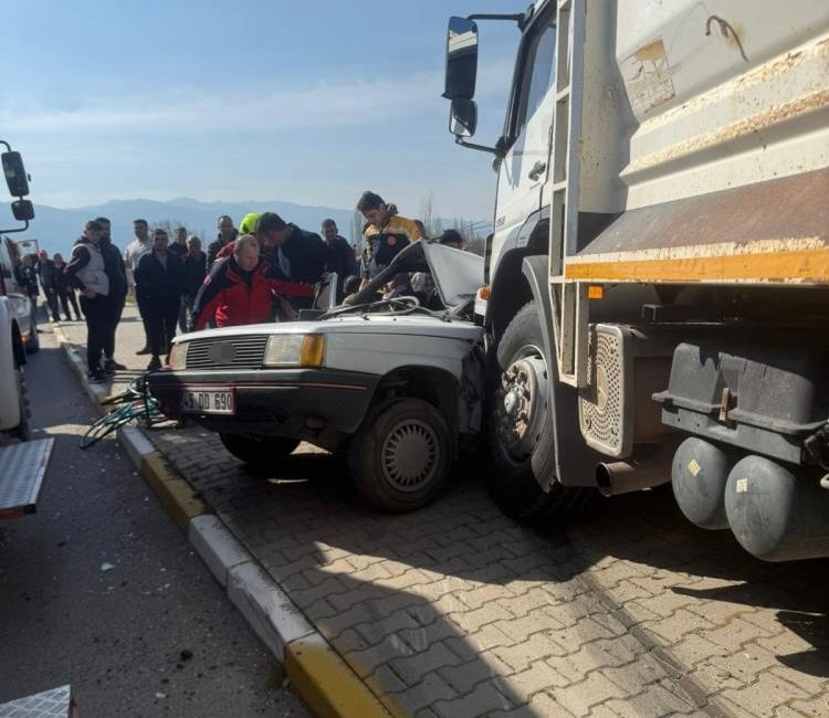 Balıkesir’de feci kaza: 1 ölü, 2 yaralı Sındırgı’da kamyon ile otomobilin çarpışması sonucu 1 kişi hayatını kaybetti,