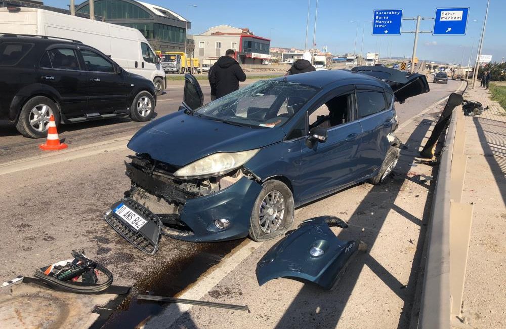 Refüje çarpıp karşı şeride savrulan otomobil su tankerine çarptı: Sürücü ağır yaralı Bandırma’da refüje çarpıp karşı şeride savrulan otomobilin su tankerine çarpması