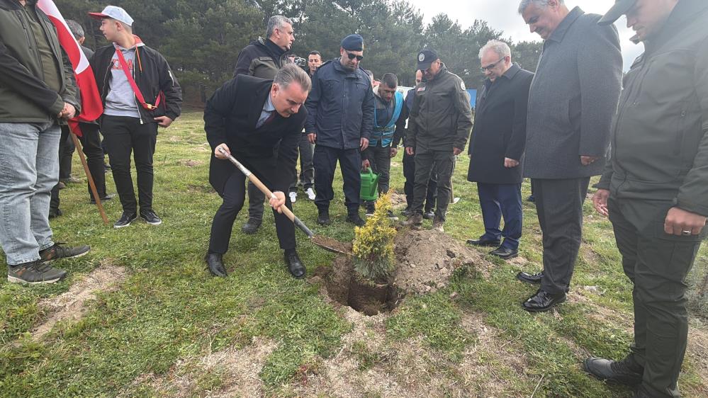 Kazdağları’nda fidanlar toprakla buluştu Dünya Ormancılık Günü kapsamında Kazdağları eteklerinde düzenlenen etkinlikte fidanlar toprakla