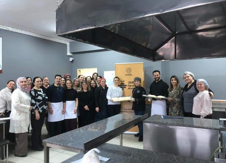 Dursunbey’in kabaklı ekmeği Gastronomi Akademisi’nde yapıldı Balıkesir Öğretmen Akademileri’nin ilk gastronomi atölyesinde öğretmenler, Dursunbey’in ünlü Kabaklı