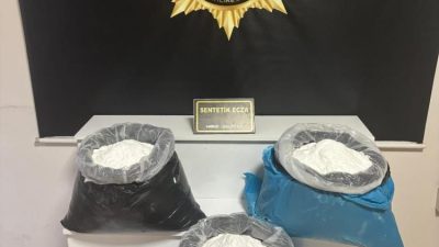 Balıkesir polisi il merkezinde bir otomobilde narkotik polis köpeği ile