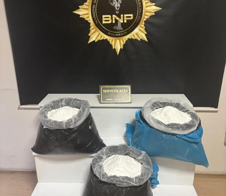 Balıkesir polisi 72 kilogram uyuşturucu madde yakaladı Balıkesir polisi il merkezinde bir otomobilde narkotik polis köpeği ile