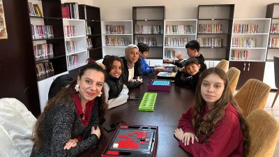 Bandırma Esnaf Sanatkarları Ortaokulu’nda okul kütüphanesinde gerçekleştirilen zeka oyunları şenliğinde