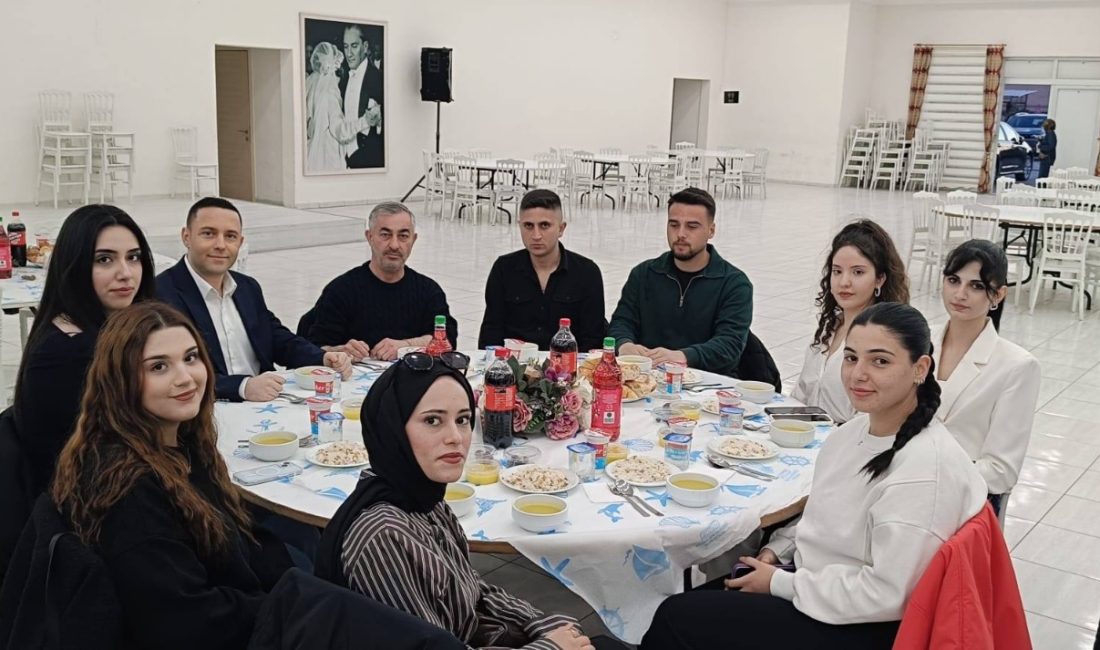 Başkan Duru, üniversite öğrencileriyle iftarda buluştu Manyas Belediye Başkanı Ahmet Duru, Bandırma Onyedi Eylül Üniversitesi Manyas