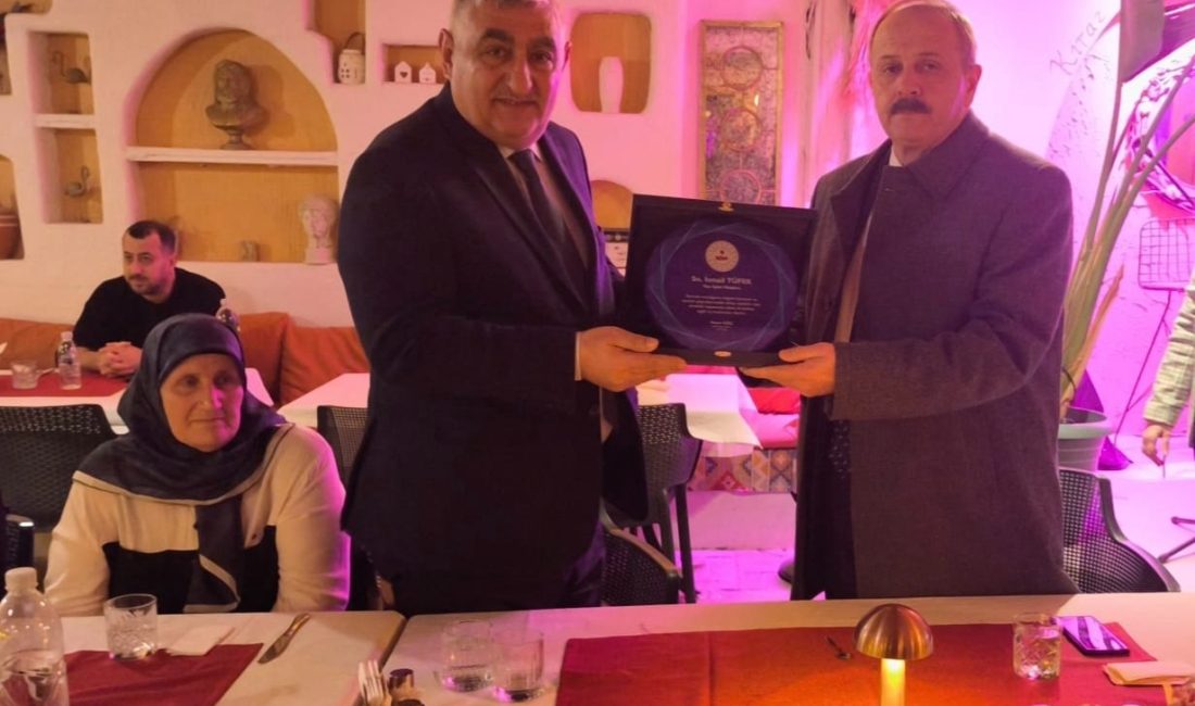 Müdür Tüfek için Erdek’te veda etkinliği Erdek Kaymakamlığı Yazı İşleri Müdürü İsmail Tüfek’in görev süresi tamamlandı.