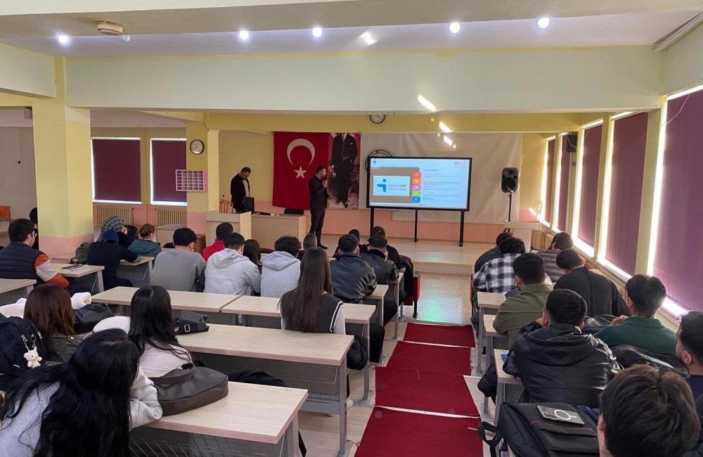 Edremit MYO ’da CV hazırlama, mülakat ve iş arama becerileri semineri düzenlendi Balıkesir Üniversitesi Edremit Meslek Yüksekokulu öğrencilerine yönelik olarak Türkiye İş
