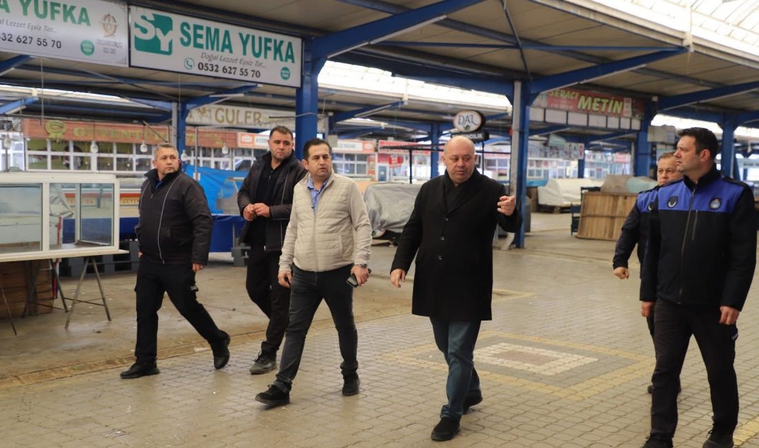 Gönen Kapalı Pazar Yeri’nde yenileme çalışmaları başladı Gönen Belediye Başkanı İbrahim Palaz, Kapalı Pazar Yeri’nde yapılacak yenileme