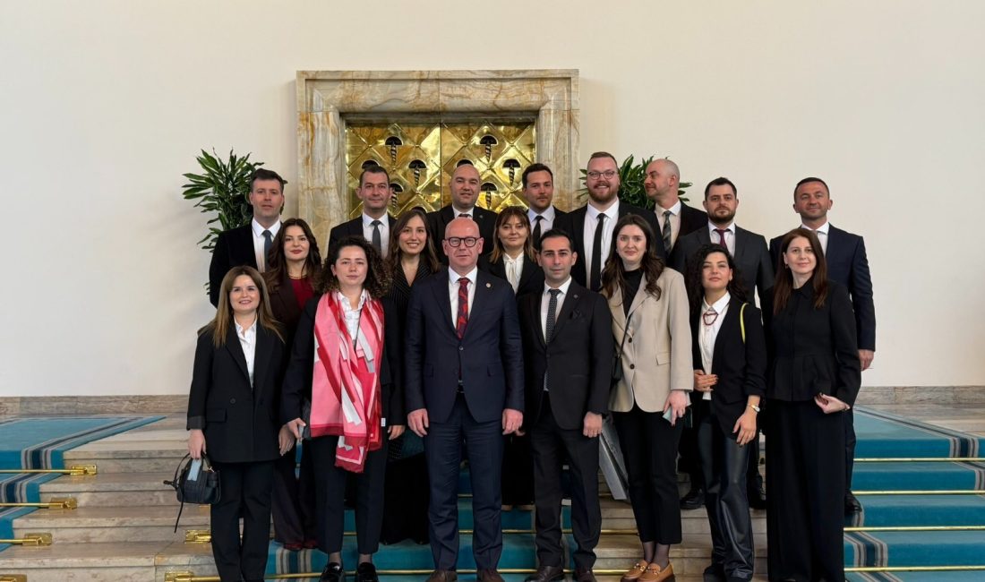 Sarı: “Genç iş insanlarımız Bandırma’nın geleceğini şekillendiriyor” BANGİAD üyeleri, CHP Balıkesir Milletvekili Serkan Sarı ile TBMM’de bir