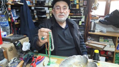 71 yaşındaki Cevat Büke tespih dizerek para kazanıyor. Yüzlerce renk