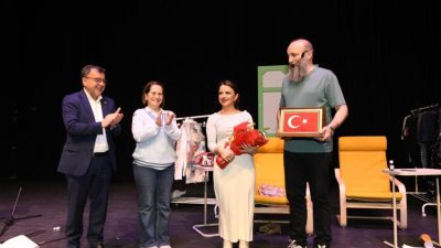 Altıeylül Belediyesi kültür ve sanat etkinlikleri kapsamında düzenlenen tiyatro gösterisi,