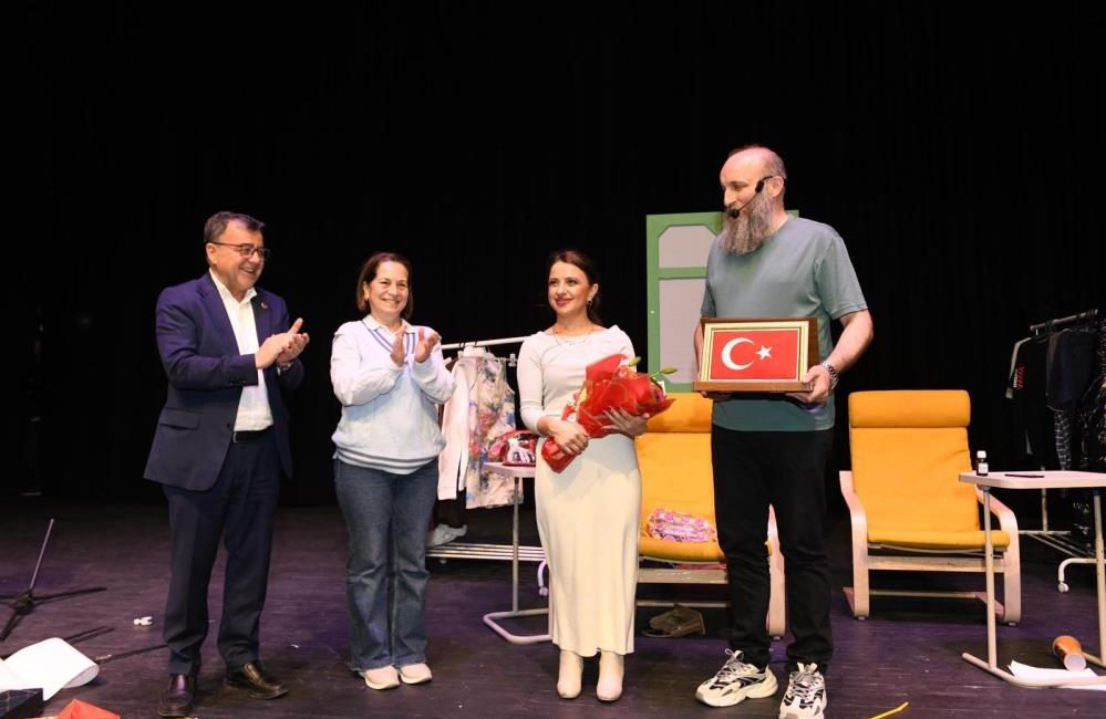 Altıeylül’de tiyatro dolu gece Altıeylül Belediyesi kültür ve sanat etkinlikleri kapsamında düzenlenen tiyatro gösterisi,