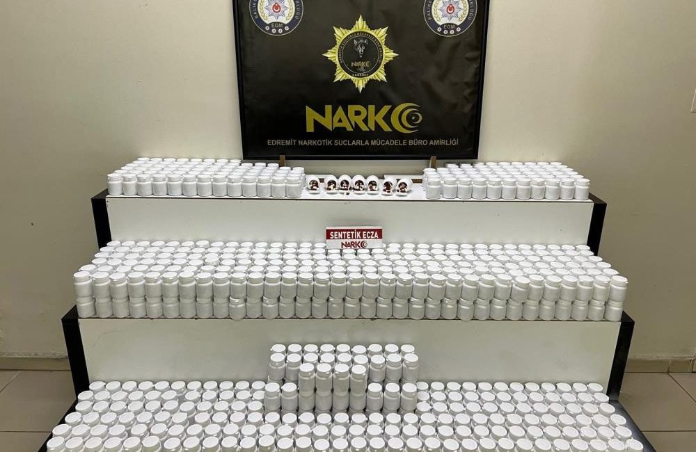 Balıkesir’de durdurulan bir araçta yapılan aramada 42 bin 600 adet