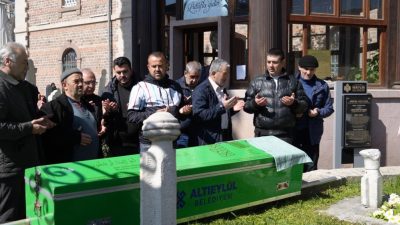 Zağnospaşa Camii bahçesinde bulunan Zağnospaşa Türbesi’nin bakımı ile ilgilenen 94
