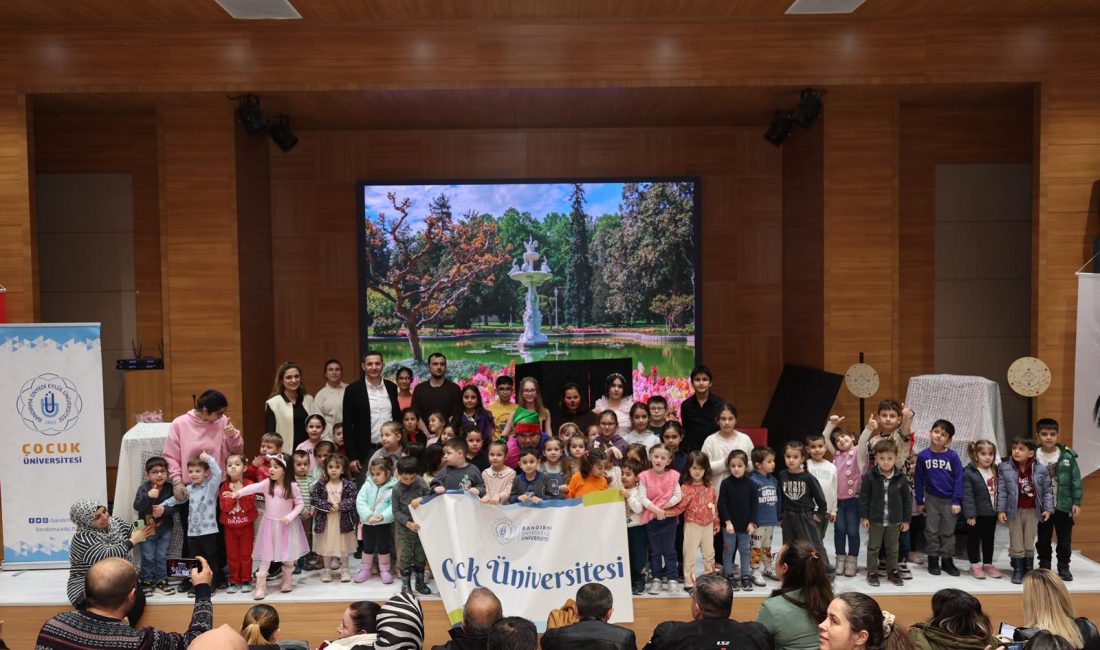 Bandırma Onyedi Eylül Üniversitesi’nde sahnelenen “Ay Işığı Adası” adlı çocuk