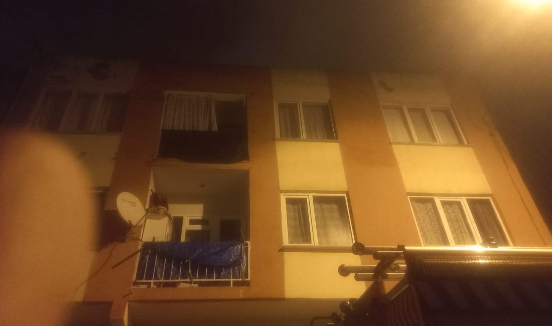 Bandırma Kayacık Mahallesi’nde Çatı Yangını Korkuttu Kayacık Mahallesi’ndeki bir apartmanın çatı katında çıkan yangın, itfaiye ekiplerinin
