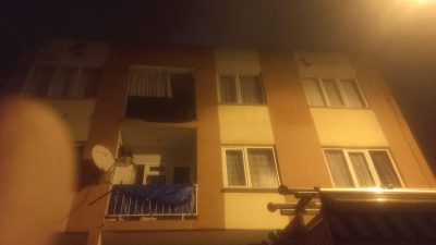 Kayacık Mahallesi’ndeki bir apartmanın çatı katında çıkan yangın, itfaiye ekiplerinin