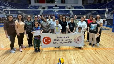 8 Mart Dünya Kadınlar Günü kapsamında Bandırma’da düzenlenen voleybol etkinliğinde