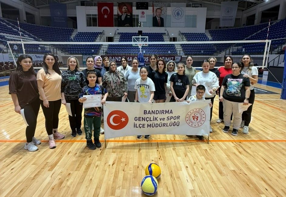 Bandırma’da kadınlar voleybol sahasında buluştu 8 Mart Dünya Kadınlar Günü kapsamında Bandırma’da düzenlenen voleybol etkinliğinde