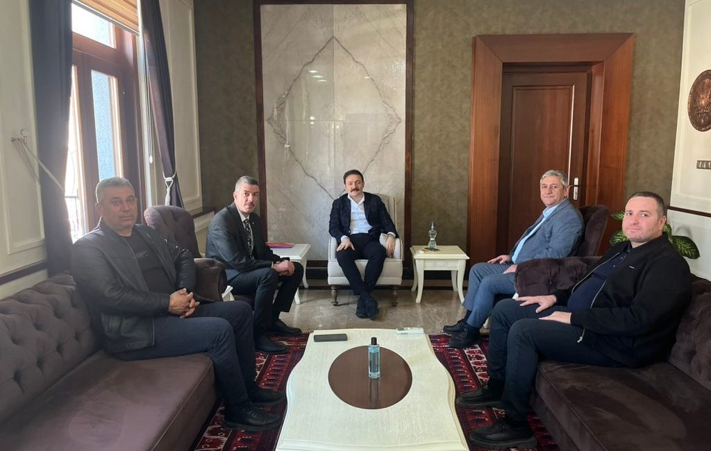 Bigadiç Taşıyıcılar Kooperatifi ve şoförler odası başkanları Bigadiç Kaymakamı Aziz
