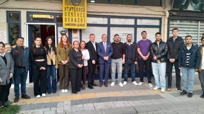 Bandırma Atatürkçü Düşünce Derneği, burs verdiği üniversite öğrencileri ve dernek