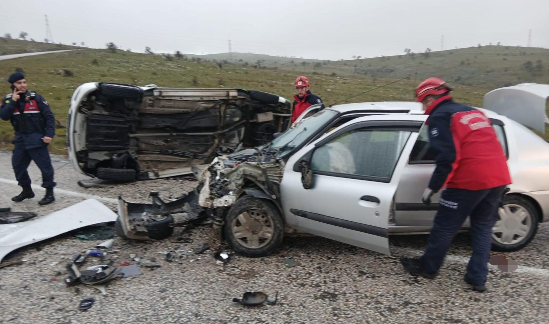 Balıkesir’de otomobil ile kamyonetin çarpışması sonucu meydana gelen kazada 5