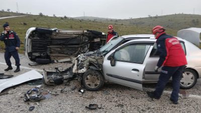 Balıkesir’de otomobil ile kamyonetin çarpışması sonucu meydana gelen kazada 5