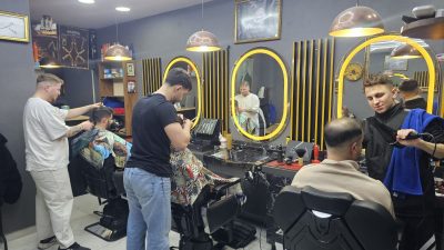 Ramazan Bayramı öncesi tıraş olmak isteyen vatandaşlar berberlere akın etti,