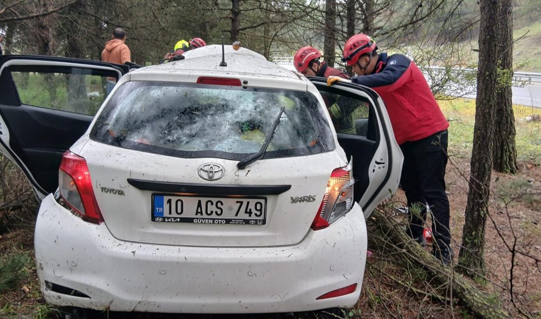 Balıkesir’de otomobil ormanlık alana uçtu: 2 yaralı Balıkesir’de sürücüsünün direksiyon hâkimiyetini kaybettiği otomobil ormanlık alana uçtu. Araçta