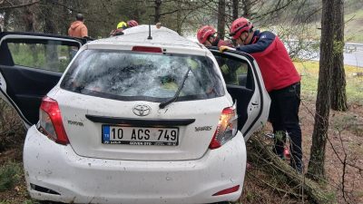 Balıkesir’de sürücüsünün direksiyon hâkimiyetini kaybettiği otomobil ormanlık alana uçtu. Araçta